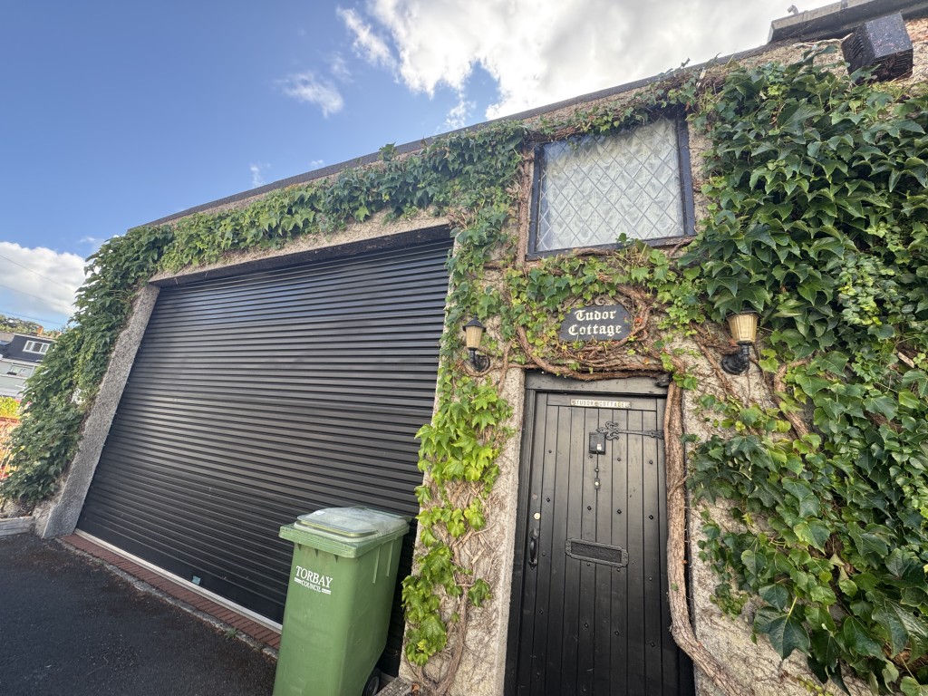 Lot: 178 - DETACHED COTTAGE FOR IMPROVEMENT AND REPAIR WITH LARGE GARAGE - Entrance
